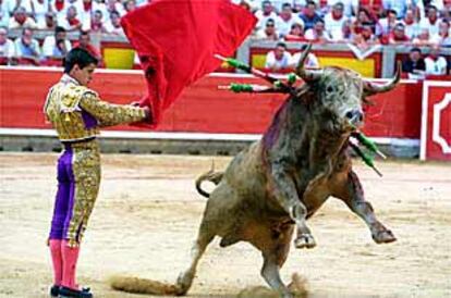 El Juli, en el tercer toro de la tarde, al que cortó una oreja.