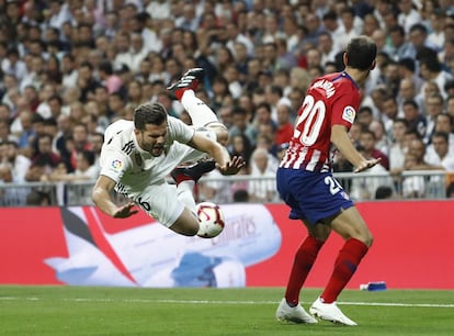 Nacho, a la izquierda, cae al suelo durante una jugada con Juanfran.