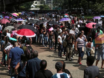 Desempregados aguardam em fila para participar de um processo de seleção em São Paulo, em 29 de março.