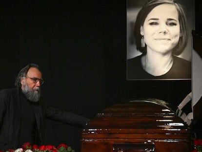 El ideólogo ruso, Alexander Dugin, asiste al funeral de su hija, Daria Dugina, en el centro de televisión Ostankino en Moscú.