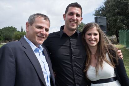 Nitzan Horowitz posa con una pareja de novios recién casados en Wohl Rose Garden (Jerusalén).