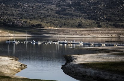 El puerto deportivo de la urbanización Marina Isla de Valdecañas con 76 atraques también tendría que desaparecer si se demoliera el complejo.