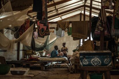 Malamokoyen junto a sus hijas en el campo de desplazados de Castor. Comparte refugio con otras 70 personas en una misma tienda. El campamento recibió a unos 10.000 desplazados al inicio de la crisis en diciembre de 2013. Oxfam Intermón provee de agua y letrinas a las familias que viven en este asentamiento esperando que se restablezca la seguridad y puedan volver a sus barrios. Desde 2013 la República Centroafricana se enfrenta a la peor crisis humanitaria desde su independencia en 1960.