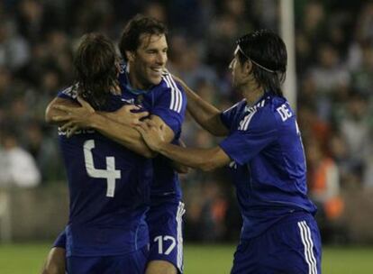 El holandés Van Nistelrooy (en el centro) celebra su tanto, el 0-2, para el Real Madrid ante el Racing de Santander.