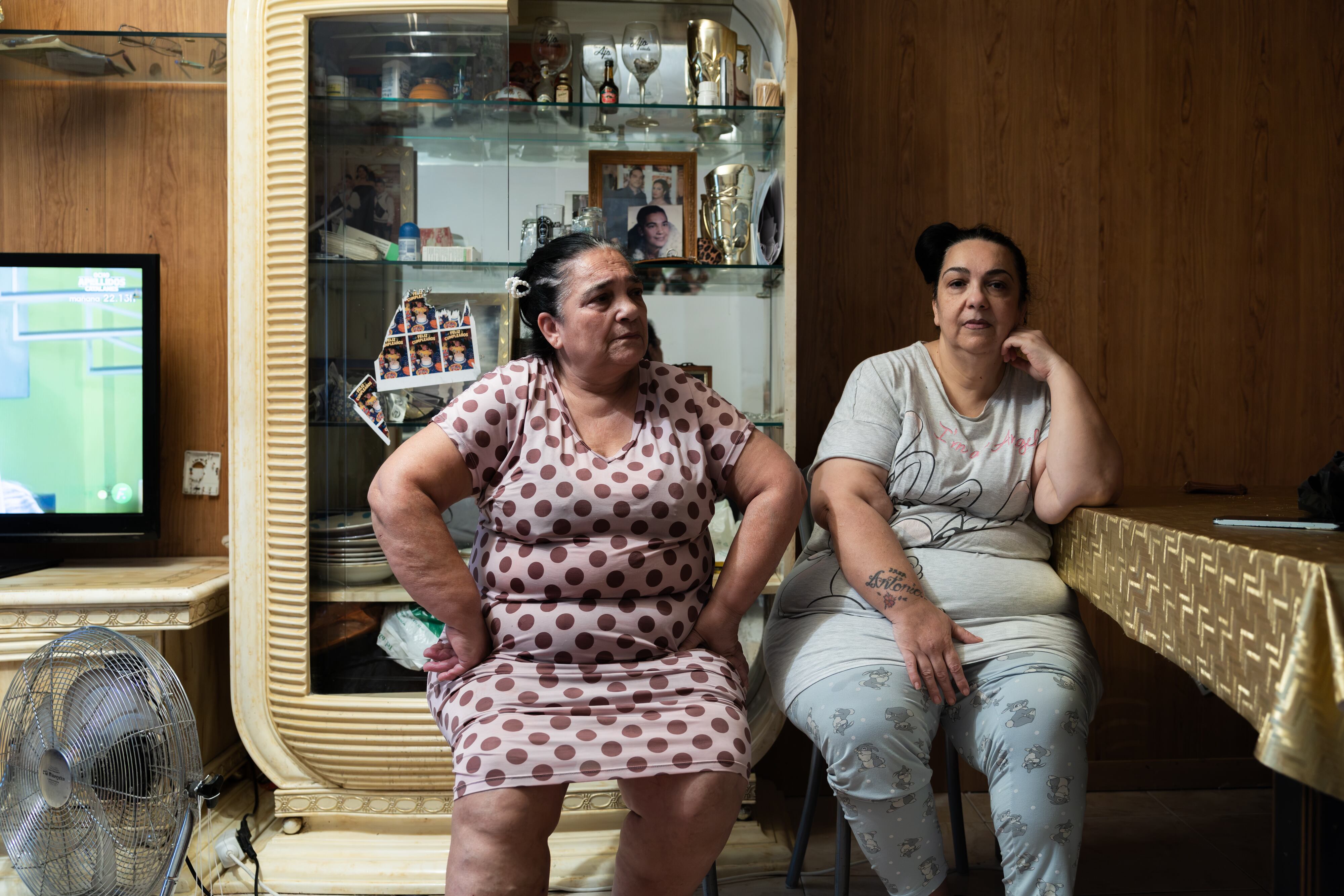 Ana María Vargas y su hija Soledad Vargas, el viernes de la semana pasada en el salón del piso donde viven ambas, en Camino Alto de San Isidro, Madrid.