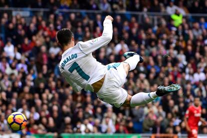 Cristiano Ronaldo chuta el balón.