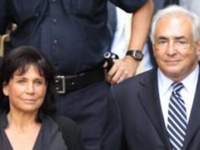 Dominique Strauss-Kahn, junto a su mujer y su abogado, tras conocer el fallo que le deja definitivamente en libertad.