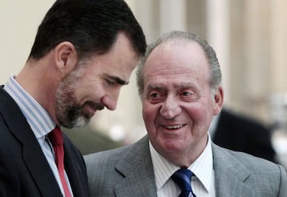 28 de febrero de 2011. El rey Juan Carlos habla con su hijo don Felipe durante la ceremonia de entrega de los Premios Nacionales al Deporte, en el palacio de El Pardo (Madrid).
