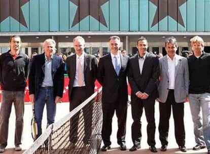 El consejero madrileño de Deportes, Alberto López Viejo, acompañado de los tenistas Sergi Bruguera, Bjon Borg, John McEnroe, Alex Corretja, Emilio Sánchez Vicario y Jim Courier