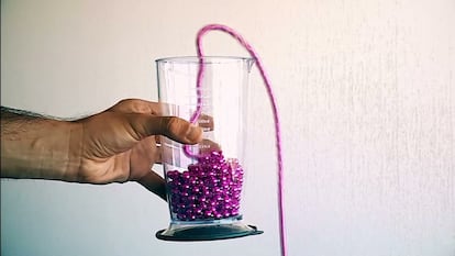 Experimento "el collar de Newton" en el que una cadena de bolitas sale de un recipiente, desafiando la “fuerza” de la gravedad.