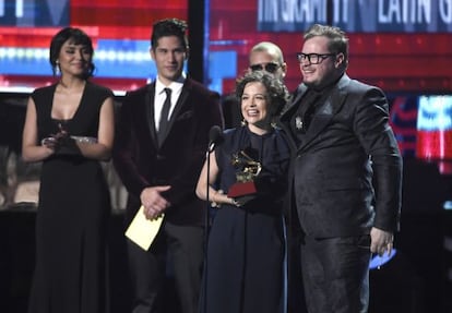 Natalia Lafourcade e Leonel Garcia com o prêmio a Canção do Ano.