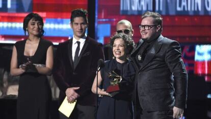 Natalia Lafourcade e Leonel Garcia com o prêmio a Canção do Ano.