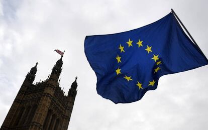 Una bandera europea ondea en Londres.