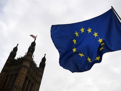 Una bandera europea ondea en Londres.