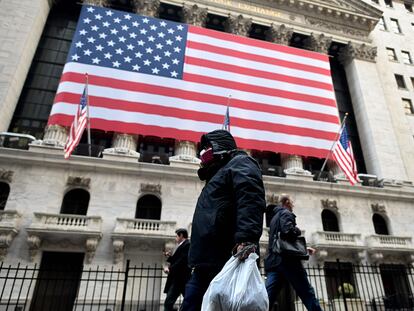 Un transeúnte con máscara pasa por delante de la Bolsa de Nueva York, este martes.