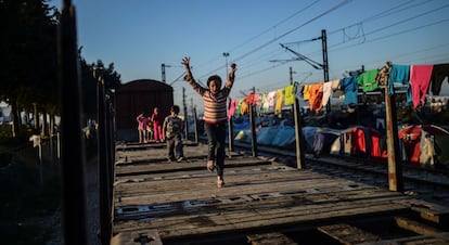 Niños juegan en un vagón en el campo de refugiados de Idomeni, junto a la frontera entre Grecia y Macedonia.