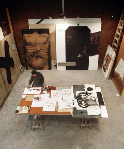 Tàpies en su fundación con sus cuadros y dibujos en 1995.
