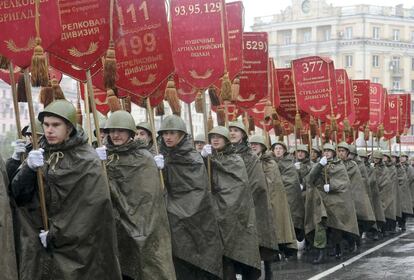 Participantes en el desfile militar vestidos con uniformes de la época.