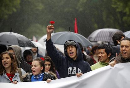 Los jóvenes han gritado eslogans durante la marcha por la Avenida Liberdade de Lisboa