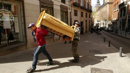 Vecinos en situación de okupas desalojados de la calle Concepción Jerónima 11