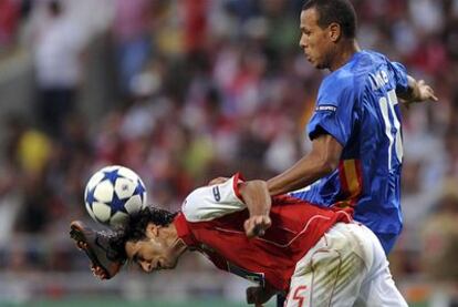 Miguel García le disputa un balón a Luis Fabiano.