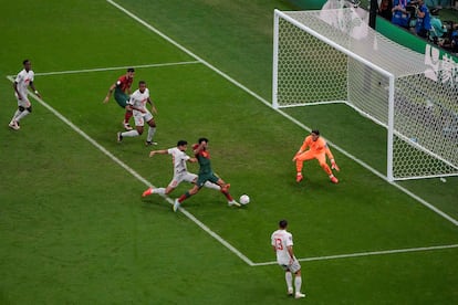 Gonçalo Ramos remata en la jugada de su segundo gol durante el Portugal - Suiza en el estadio Lusail, en Qatar.