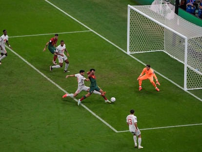 Gonçalo Ramos remata en la jugada de su segundo gol durante el Portugal - Suiza en el estadio Lusail, en Qatar.