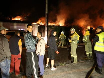 Vecinos contemplando el incendio forestal