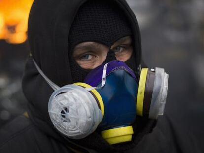 Un manifestante contra el Gobierno ucranio, ayer en Kiev.