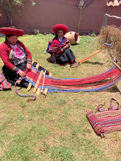 Mujeres de Corcor elaborando una pieza textil.