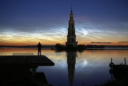 Un hombre observa el campanario de Kalyazin, parte del monasterio sumergido de San Nicols, en la ciudad de Kalyazin, situada en el ro Volga, a 180 km al noreste de Mosc (Rusia).