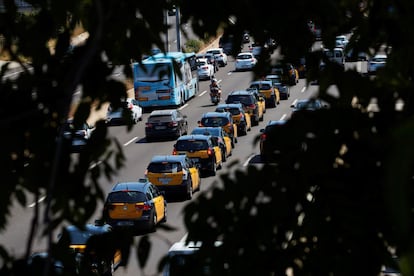 Taxis durante la marcha lenta desde al aeropuerto de El Prat hasta el puerto de Barcelona por la Ronda Litoral, en la segunda jornada de huelga de los taxistas de Barcelona.