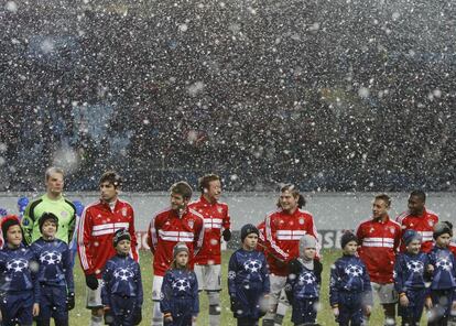 Los jugadores del Bayern, antes del inicio del partido en Moscú.