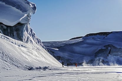 Cient&iacute;ficos de la Operaci&oacute;n IceBridge, este verano, frente al muro de hielo que es el frente del glaciar Great Land. NASA / Michael Studinger