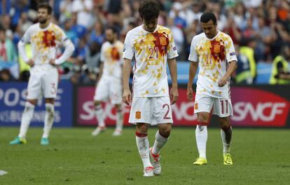 Jugadores de España tras la derrota ante Italia.
