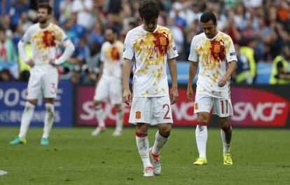 Jugadores de Espa&ntilde;a tras la derrota ante Italia.