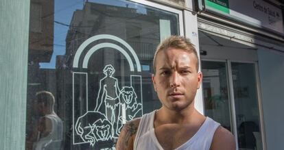 David Cámara, frente al centro de salud al que reclama por homofobia.