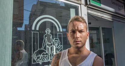 David C&aacute;mara, frente al centro de salud al que reclama por homofobia.