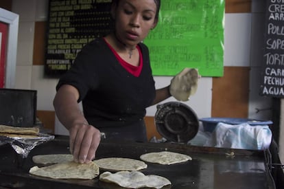 Una empleada de un restaurante mexicano, en enero pasado.