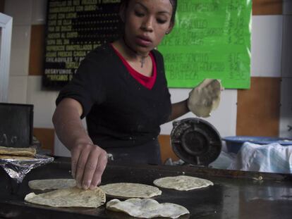 Una empleada de un restaurante mexicano, en enero pasado.