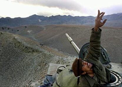 Un soldado antitalibán señala desde su tanque uno de los aviones estadounidenses que bombardean las montañas de Tora Bora.