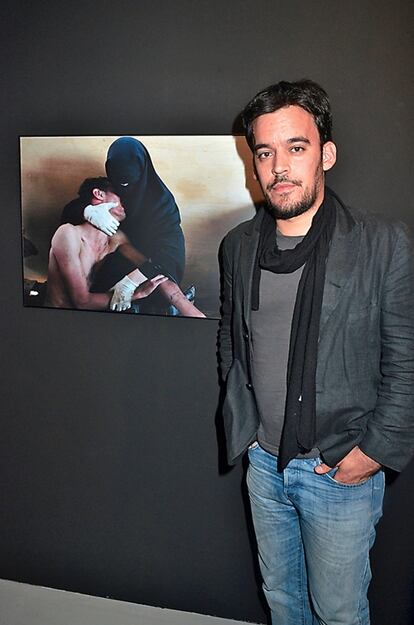 <strong>Catalán afincado en Túnez, ganó este año el prestigioso World Press Photo con una imagen icónica de las revueltas en Yemen de 2011. </strong></p><p>Por<strong> Navia</strong></p><p>Es un fotógrafo especialmente bien dotado para ejercer el periodismo. Sorprende la madurez y calidad de su trabajo desde sus inicios en su Santa Coloma de Gramanet natal, y la determinación que le ha llevado a buscarse la vida fuera de España brillantemente. Cuando le oí contar cómo en su juventud compartía amistad con dos jóvenes enfrentados, uno palestino y otro israelí, y cómo necesitaba comprender a ambos, querer a ambos, entendí enseguida que detrás de este fotógrafo había alguien con dignidad y principios. Analizando su trabajo, y viendo cómo se plantea su vida, no queda duda de su calidad humana. Pero él sabe que el fotoperiodismo ligado a la actualidad tiene sus riesgos, que el buscar imágenes que “simbolicen” mucho, que griten al lector (aunque a veces no signifiquen tanto), supone normalmente renunciar a ser sutiles para ser efectivos. Ojalá su buen criterio le ayude a caminar por este filo tan cortante.</p><hr /><p><strong>Navia es fotógrafo y fue editor gráfico de El País Semanal.<strong></p>