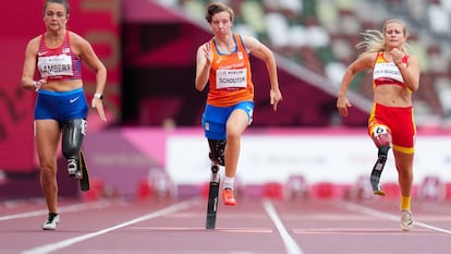 Noelle Lambert (EE UU), Fleur Schouten (Países Bajos) y Desirée Vila Bargiela (España), en los Juegos Paralímpicos de 2021. 