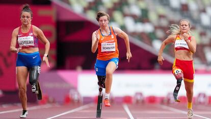 Noelle Lambert (EE UU), Fleur Schouten (Países Bajos) y Desirée Vila Bargiela (España), en los Juegos Paralímpicos de 2021. 