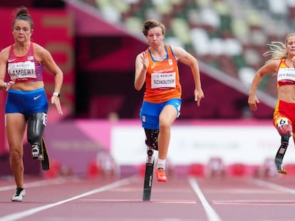 Noelle Lambert (EE UU), Fleur Schouten (Países Bajos) y Desirée Vila Bargiela (España), en los Juegos Paralímpicos de 2021. 