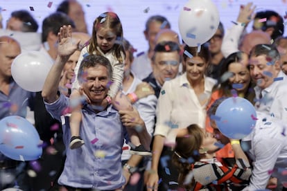 Mauricio Macri celebra la victoria con su hija Antonia a hombros en Buenos Aires (Argentina)