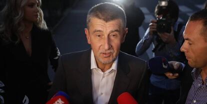 Andrei Babis atiende a los medios, este sábado en Praga.