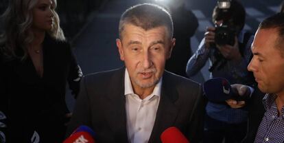 Andrei Babis atiende a los medios, este s&aacute;bado en Praga.