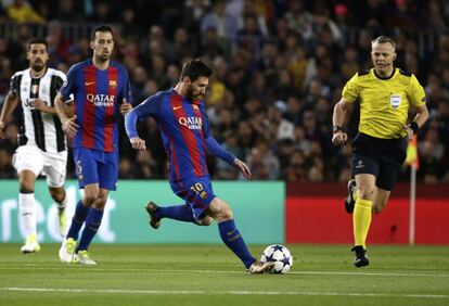 Lionel Messi patea el balón en un momento del partido.
