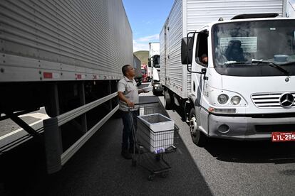 Un hombre vende comida a los choferes de camión que se manifiestan en Barra Mansa.